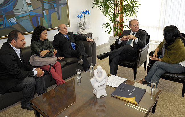 Renan se encontra com representantes da UNE e defende 10% do PIB para a Educação - Foto: Marcos Oliveira