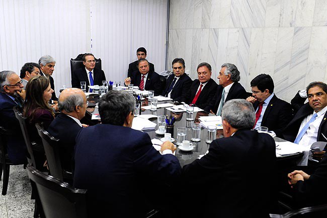 Renan se reúne com líderes para decidir sobre apreciação de vetos no Congresso. Foto: Jonas Pereira