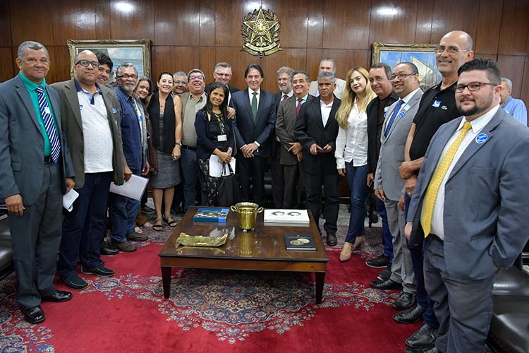 Eunício recebe representantes de entidades contrárias à MP que altera marco legal do saneamento básico. Foto: Marcos Brandão