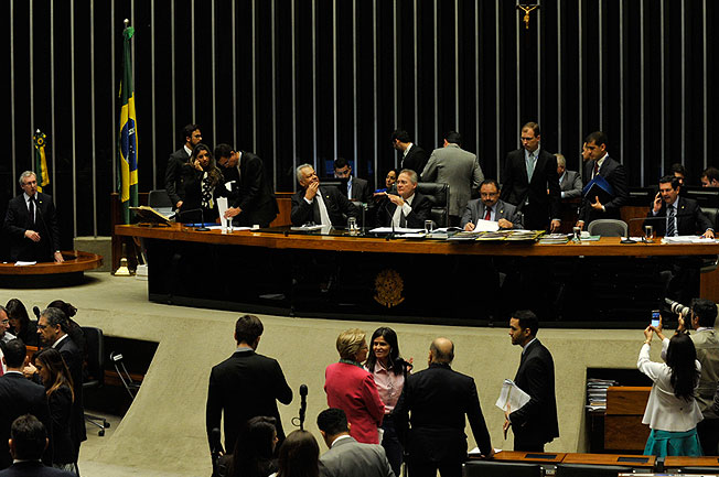 O presidente do Senado, Renan Calheiros (PMDB-AL), abriu por volta das 11h45 desta terça-feira (24) a sessão para votar oito vetos presidenciais que trancam a pauta e o projeto da Lei de Diretrizes Orçamentárias (LDO) para o ano de 2017. Foto: Jane de Araújo