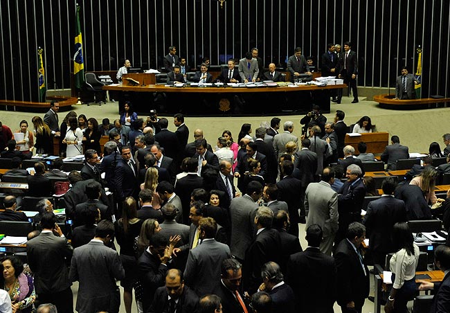 Senadores e deputados federais, reunidos em sessão conjunta do Congresso Nacional, mantiveram nesta quarta-feira (11) inúmeros vetos da presidente Dilma Rousseff a projetos aprovados no Legislativo. Foto: Jonas Pereira