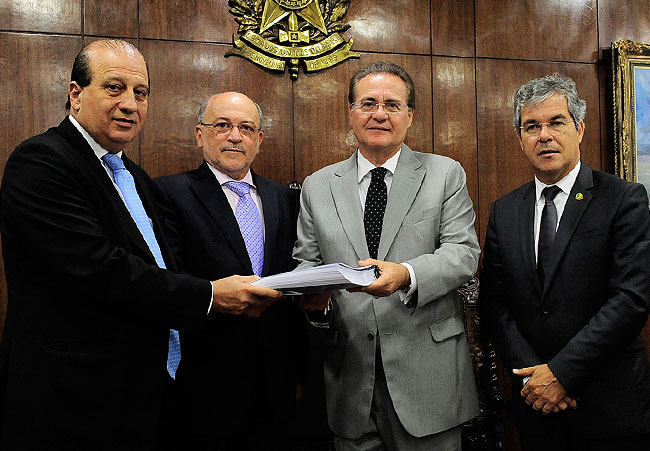 TCU entrega a Renan relatório preliminar sobre contas do Governo. Foto: Jonas Pereira