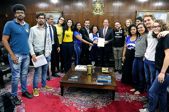 UNE e estudantes de Direito entregam carta a Eunício contra a prisão em segunda instância. Foto: Marcos Brandão