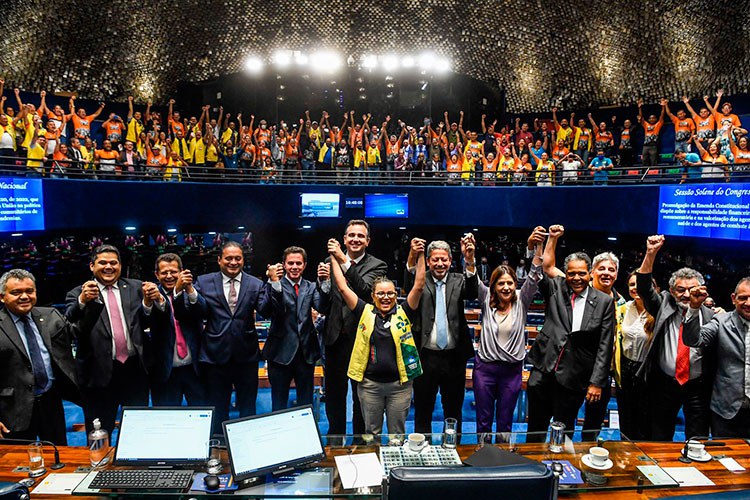 Congresso promulga emenda constitucional que fixa piso nacional de agentes de saude