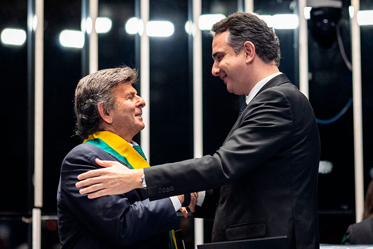 Ministro Luiz Fux recebe a insígnia da Ordem do Congresso Nacional pela atuação na presidência do STF