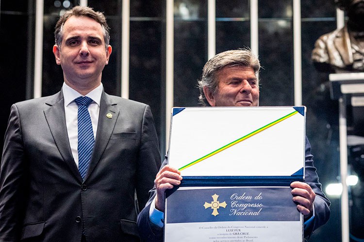 Ministro Luiz Fux recebe a insígnia da Ordem do Congresso Nacional pela atuação na presidência do STF2