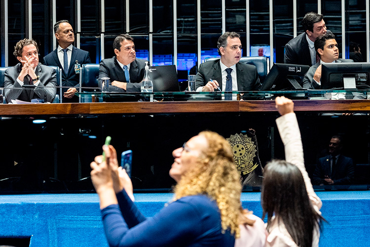 Sob condução de Rodrigo Pacheco, Senado garante o custeio para o piso nacional da enfermagem