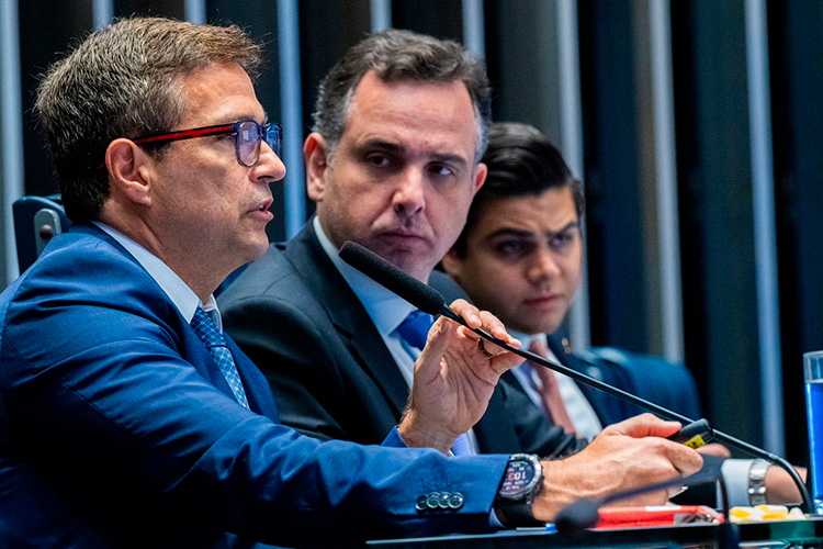 Presidente-do-Banco-Central-participa-de-sessão.jpg
