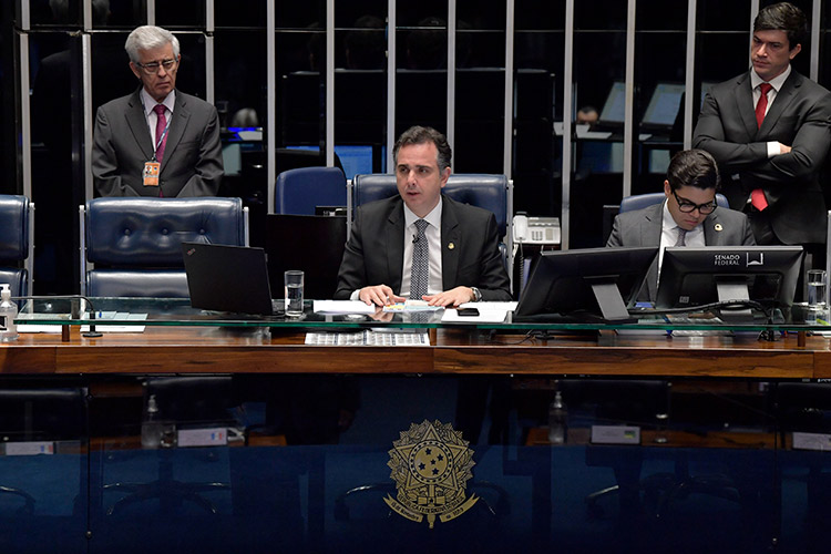 Senado-aprova-projetos-da-área-da-educação.jpg