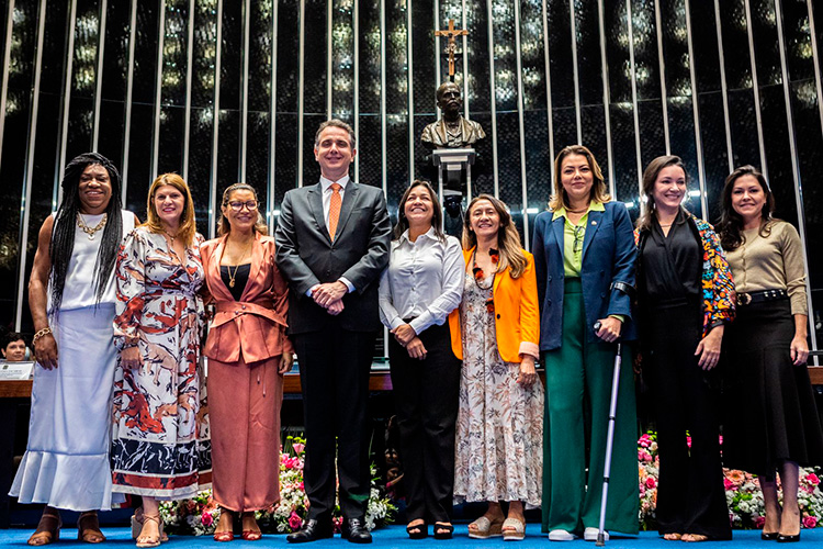 Senado-presta-homenagem-às-mulheres-com-a--entrega-do-diploma-Bertha-Lutz.jpg