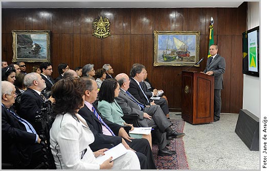 Renan lança Constituição Federal em formato e-PUB 