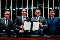 Davi Alcolumbre promulga emenda histórica que garante segurança jurídica a professores