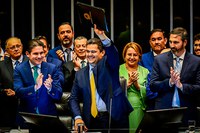 Na promulgação da Emenda 136, Alcolumbre diz que medida salva municípios e estados do colapso financeiro e garante equilíbrio fiscal