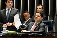 Presidente Davi lê carta do presidente Bolsonaro e senadores aprovam MP 870