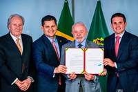 Presidente do Congresso recebe PEC da Segurança Pública e propõe grupo de trabalho entre Câmara e Senado