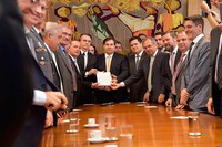Presidentes do Senado e da Câmara recebem de Jair Bolsonaro a reforma da Previdência