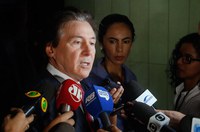 Eunício Oliveira pede que Jucá retire projeto de imunidade a presidentes do Congresso