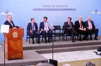 Eunício participa de cerimônia pelo dia nacional da micro e pequena empresa no Palácio do Planalto
