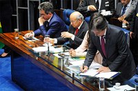 Eunício promulga Emenda Constitucional que institui as cláusulas de desempenho e o fim das coligações 