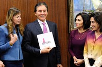 Eunício recebe dossiê com propostas de melhoria para a vida das mulheres brasileiras