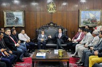 Eunício recebe representantes da União dos Vereadores do Estado do Ceará