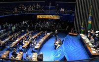Plenário do Senado começa a discutir PEC do voto aberto
