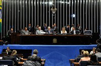 Renan Calheiros abre sessão que vai decidir se Dilma Rousseff deve ser julgada