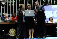 Renan entrega Diploma Bertha Lutz para cinco mulheres