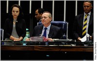 Renan Calheiros comunica decisões do Congresso à Dilma