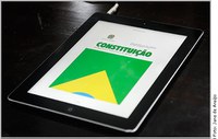Renan Calheiros lança Constituição Federal em formato e-PUB