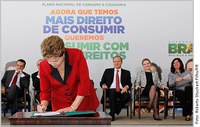 Renan participa de cerimônia de anúncio de medidas de proteção ao consumidor