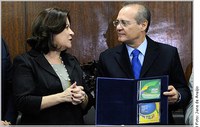 Renan Calheiros recebe da ministra do Planejamento o PLOA 2014