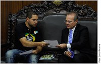 Renan recebe manifestantes na Presidência do Senado