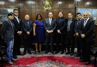 Renan recebe parlamentares e representantes da Confederação Nacional da Pesca
