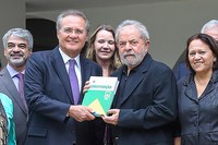 Renan reune Lula e senadores da base para discutir saídas para a crise