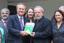 Renan reune Lula e senadores da base para discutir saídas para a crise