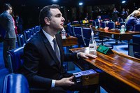 Senado aprova valor mínimo permanente de R$ 400 no "Programa Auxílio Brasil"