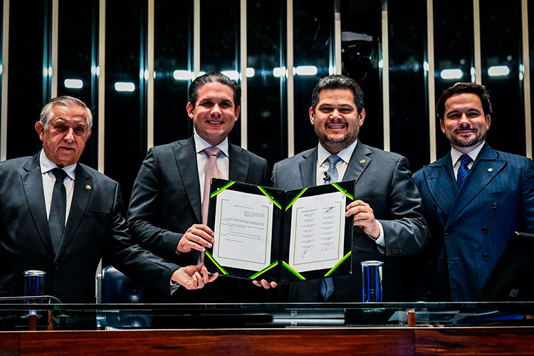 Davi Alcolumbre promulga emenda histórica que garante segurança jurídica a professores