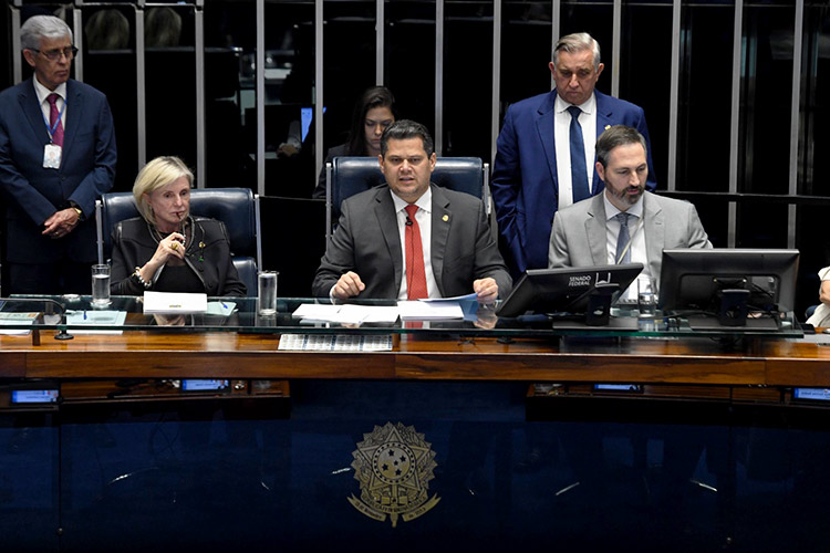Senadores aprovam criação de locais de descanso para motoristas profissionais
