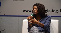 Mulher negra é vítima de opressões combinadas, afirma a pesquisadora Djamila Ribeiro
