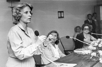H&aacute; 20 anos Senado liberava uso de cal&ccedil;a comprida para mulheres no Plen&aacute;rio  &mdash; Portal Institucional do Senado Federal