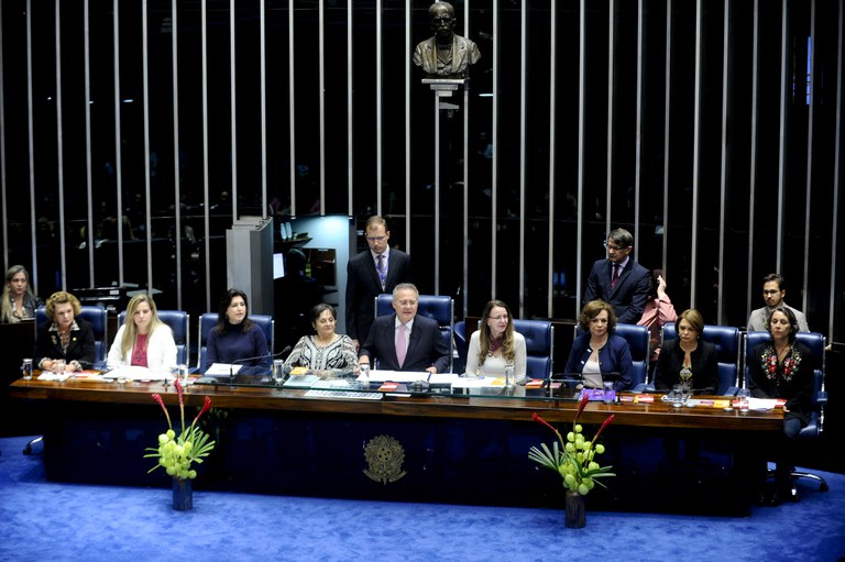 mesa sessão maria da penha