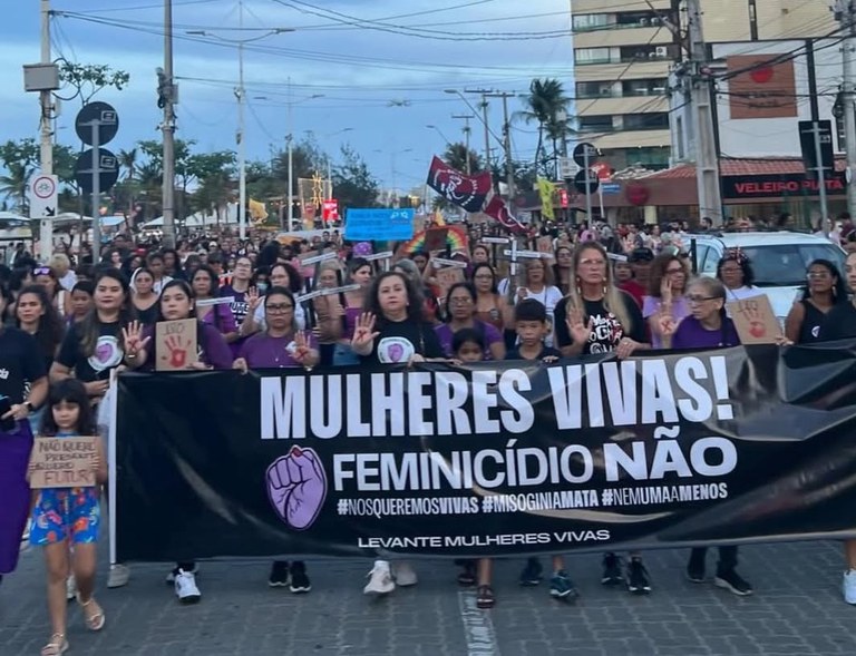 NAS RUAS E NAS REDES!NENHUMA A MENOS!Queremos mulheres livres e vivas!Por mim. Por todas. Por ca (1).jpg