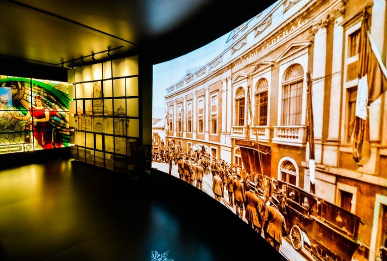 A exposição está ambientada numa caixa cenográfica de aproximadamente 200m², com tela sensível ao toque, projeção mapeada, painel giratório e outras tecnologias que auxiliarão o visitante a acessar relatos e documentos sobre debates e personalidades que marcaram cada período: Império; República; Ditadura; e Redemocratização. Cada eixo oferece uma visão detalhada dos debates, decisões e personalidades que foram fundamentais na construção da nação.