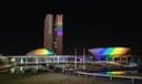Congresso Nacional é iluminado com cores da bandeira LGBTI