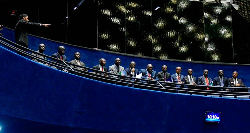 Os militares nigerianos conheceram o Plenário do Senado a partir das galerias