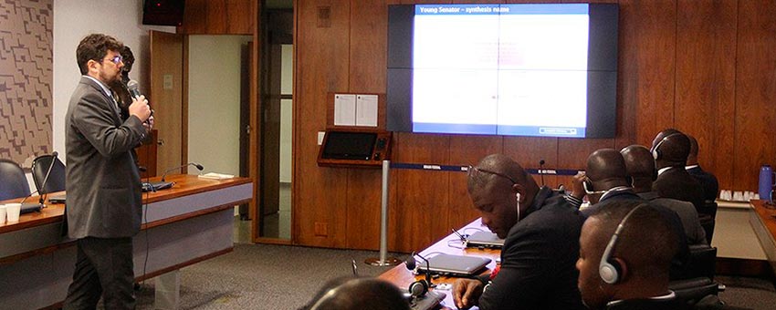 Herivelto Ferreira, coordenador de Gestão de Eventos da Secretaria de Relações Públicas, Publicidade e Marketing, apresenta o programa Jovem Senador à delegação nigeriana 