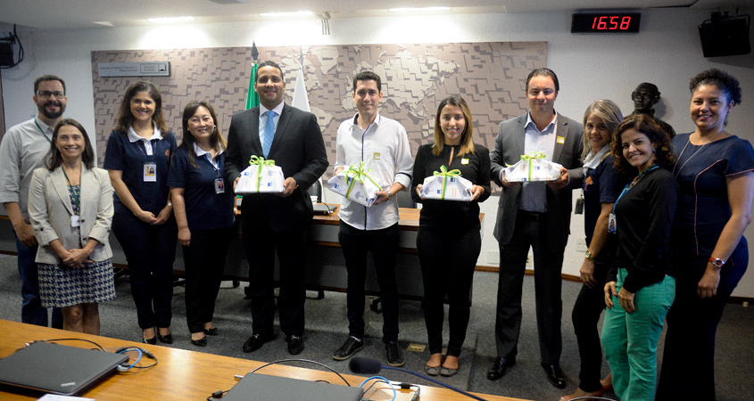 Delegação dominicana ao centro e equipes do Senado Federal e Câmara dos Deputados  