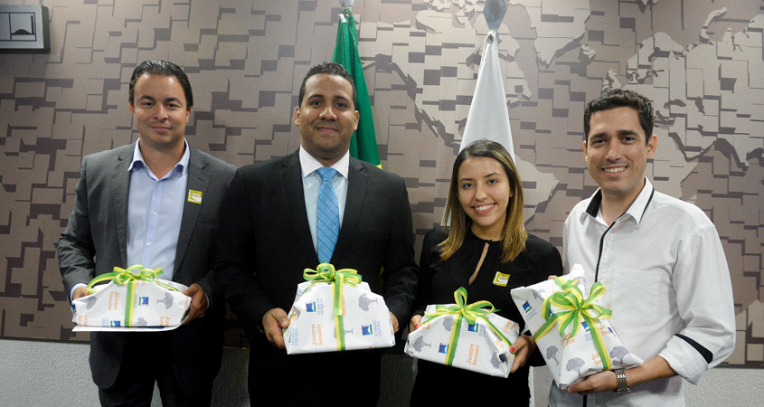 José Loreto Julián, Conselheiro da Embaixada da República Dominicana, Odalis Vega, Prefeito de Hato Mayor, Thais Lima Mendes e Luiz Philipe Leite, ambos da Confederação Nacional de Municípios (CNM), com material do Jovem Senador 