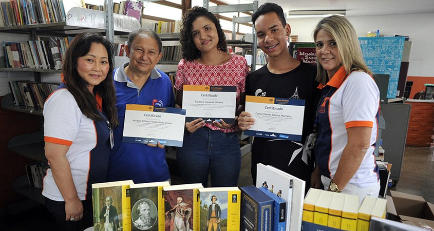 Equipe do Jovem Senador entrega prêmio a Carlos Marreiro, aluno do Centro de Ensino Médio 2, de Ceilândia Norte.
